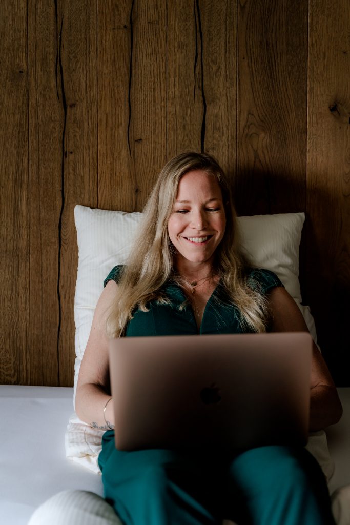 Gerrianne werkt vanuit bed